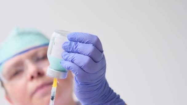 Female Scientist Laboratory Assistant Researches Dna Test Laboratory Researches Vaccine — Stock Video