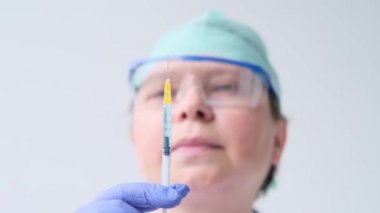 Kadın bilim adamı, laboratuvar asistanı, laboratuvarda bir DNA testi yapıyor, COVID-19 'a karşı bir aşı araştırıyor, yeni bir ilaç yaratıyor, modern bilimde bir yenilik kavramı.