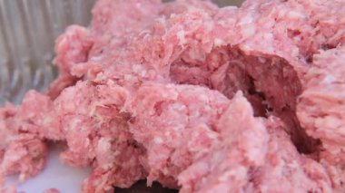 Kadın elleriyle doğranmış et yoğuruyor, yakın plan, domuz eti ve et fabrika plastik tepside yatıyor, çiğ et ürünleri konsepti, yemek malzemeleri alışverişi...