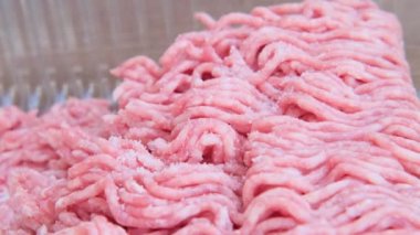 Kadın kıyma, tuz kıyma, baharat serpiştirme, yakın çekim, domuz eti ve sığır eti fabrika plastik tepside yatıyor, çiğ et ürünleri konsepti, yemek malzemeleri alışverişi...