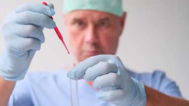 Erkek bilim adamı, laboratuvar asistanı, laboratuvarda bir kan örneği inceler, DNA testi yapar, COVID-19 'a karşı bir aşı inceler, modern bilimde yenilik kavramı