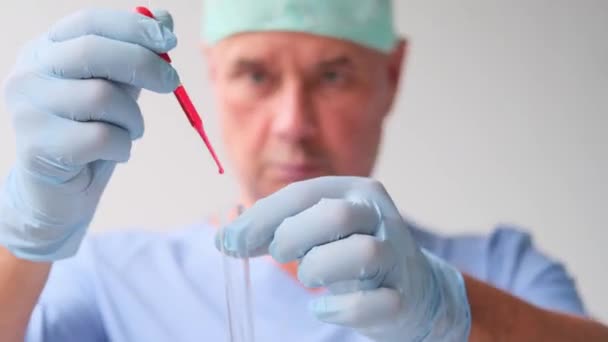 Cientista Masculino Assistente Laboratório Examina Uma Amostra Sangue Laboratório Faz — Vídeo de Stock