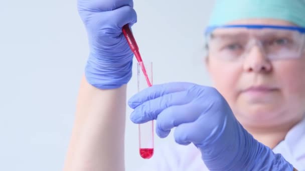 Žena Vědec Laboratorní Asistent Lékař Vyšetřuje Vzorek Krve Laboratoři Dělá — Stock video
