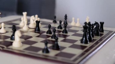 çocuk, çocuk babasıyla evde satranç oynuyor, entellektüel oyun konsepti, çocuğun zihinsel gelişimi, mutlu çocukluk, nesiller arası bağlantı, seçici odaklanma