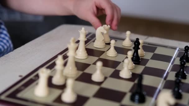 和父亲一起下棋的男孩 智力游戏的概念 孩子的智力发展 快乐的童年 世代之间的联系 有选择的关注 — 图库视频影像