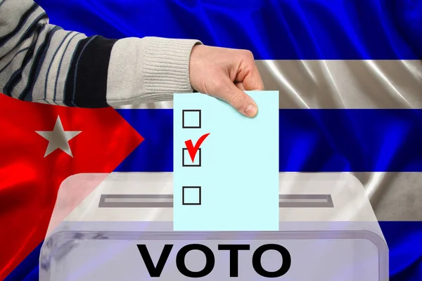 Wyborcy Płci Męskiej Upuszczają Karty Głosowania Przezroczystej Urnie Tle Flagi — Zdjęcie stockowe