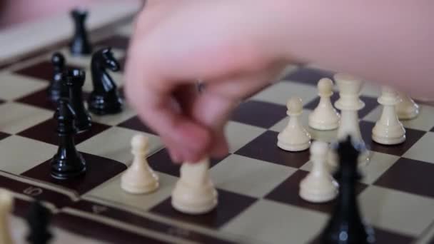 和父亲一起下棋的男孩 智力游戏的概念 孩子的智力发展 快乐的童年 世代之间的联系 有选择的关注 — 图库视频影像