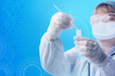 Bilim adamı, doktor bir laboratuvar tüpü tutuyor ve DNA, patoloji, virüsler, konsept bakterioskopik araştırma metodu için biyolojik materyal testi yapıyor.