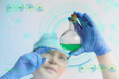 Kadın bilim adamı, laboratuvar asistanı, laboratuvarda bir DNA testi yapıyor, COVID-19 'a karşı bir aşı araştırıyor, yeni bir ilaç yaratıyor, modern bilimde bir yenilik kavramı.