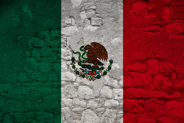 挂满裂缝的旧石墙上的墨西哥国旗 全球世界贸易 公民权利 自由的概念 — 图库照片