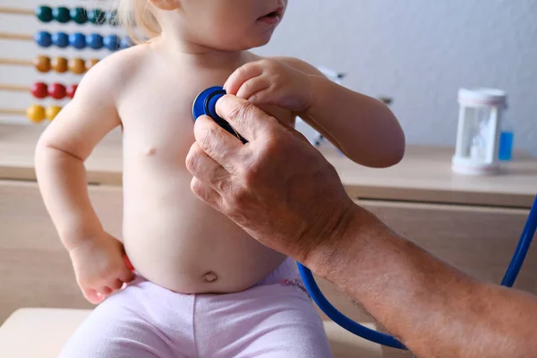 Manlig Läkare Barnläkare Använder Ett Stetoskop Gadget För Att Undersöka — Stockfoto