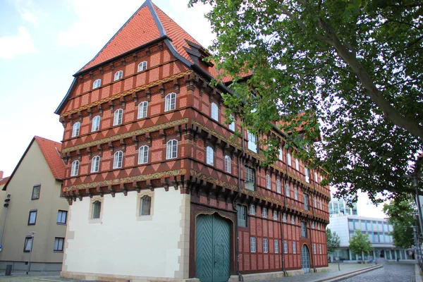 Schöne Mittelalterliche Mehrstöckige Gebäude Holz Geschnitzte Dekorationen Auf Dem Giebel — Stockfoto