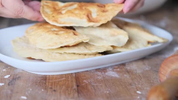 Kvinna Förbereder Nationell Maträtt Chebureki Chir Chir Från Osyrad Deg — Stockvideo