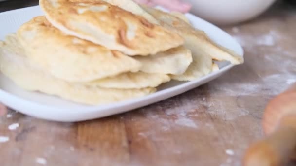 Kvinna Förbereder Nationell Maträtt Chebureki Chir Chir Från Osyrad Deg — Stockvideo