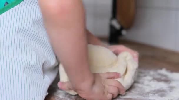 小麦粉を編んだ生地子供の手 1人の子供 子供は台所で両親を助け 幸せな子供時代の概念 家庭の助け 食糧準備 — ストック動画