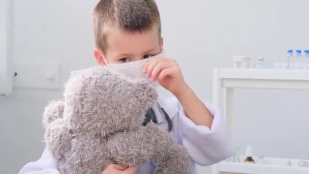 Kind Junge Spielt Krankenhaus Arzt Hört Teddybär Mit Stethoskop Konzept — Stockvideo