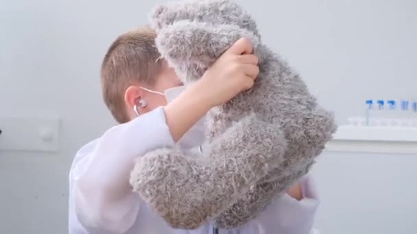 Kind Junge Spielen Krankenhaus Arzt Sanft Umarmt Teddybär Konzept Der — Stockvideo
