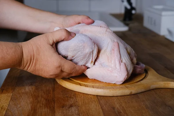 Mulher Manuseando Frango Preparando Alimentos Cozinha Dividindo Carne Aves Conceito — Fotografia de Stock