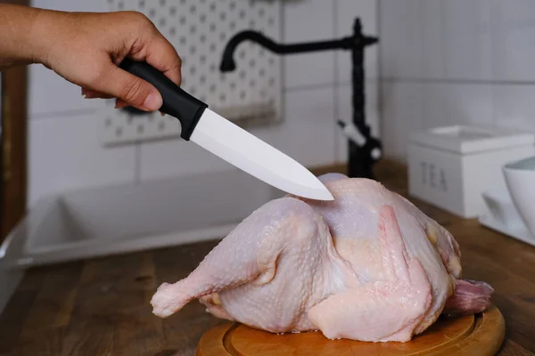 Frau Verarbeitet Huhn Bereitet Essen Der Küche Schneidet Geflügelfleisch Mit — Stockfoto