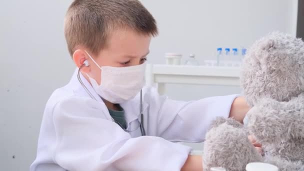 Criança Menino Brincando Hospital Médico Ouvindo Ursinho Pelúcia Com Estetoscópio — Vídeo de Stock