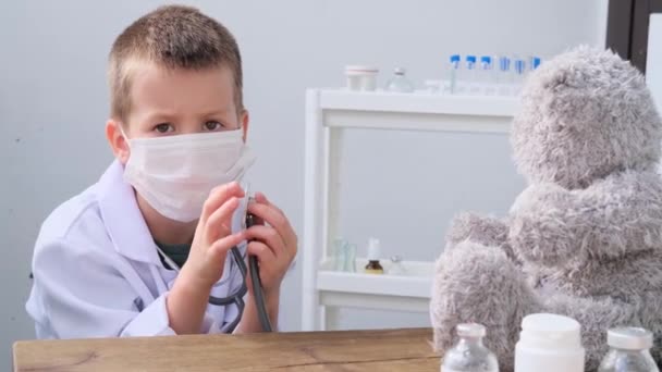 Criança Menino Brincando Hospital Médico Ouvindo Ursinho Pelúcia Com Estetoscópio — Vídeo de Stock