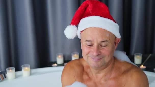 Dospělý Muž Santa Claus Klobouk Sedí Velké Kulaté Vaně Hraje — Stock video