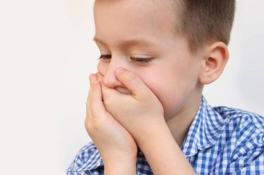 Ağlayan çocuk, çocuk, ağzını korkuyla, utançla ya da dargınlıkla kapatan, ağlayan ve korkan, taciz konsepti, çocuk takımının dışındakiler, zorbalık, aile içi şiddet 