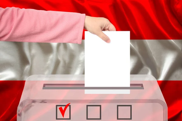 Избирательница Опускает Бюллетень Прозрачную Урну Голосования Фоне Государственного Флага Австрии — стоковое фото