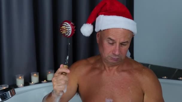 Vuxen Man Santa Claus Hatt Sitter Ett Stort Runt Bad — Stockvideo