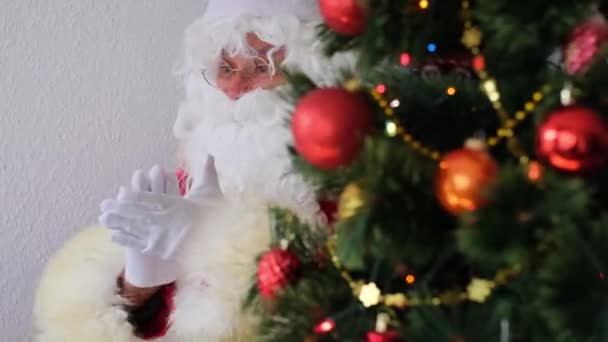 Santa Claus v červeném obleku sedí u stolu, strom je krásně zdobené s míčky, věnce, koncept Vánoc, Nový rok oslavy, dovolená prodeje a slevy
