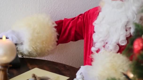 Взрослый Санта Клаус Красном Костюме Сидит Столом Звонки Старому Телефону — стоковое видео