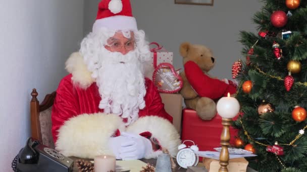 Adulto Santa Claus Terno Vermelho Senta Mesa Árvore Natal Lindamente — Vídeo de Stock