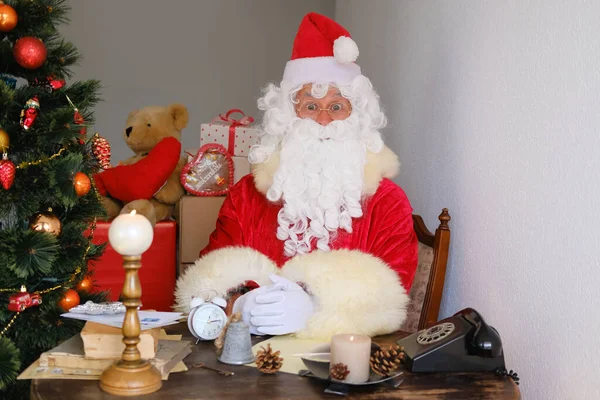 Adulte Santa Claus Costume Rouge Trouve Table Arbre Noël Est — Photo