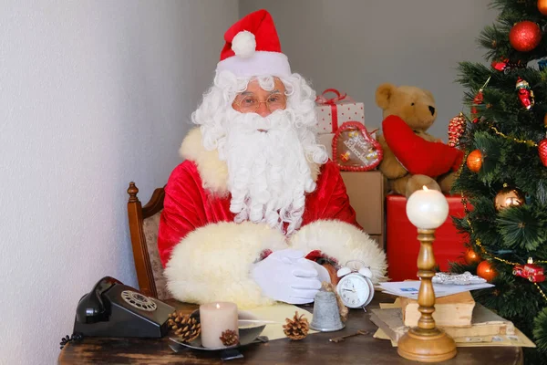 Adulte Santa Claus Dans Costume Rouge Trouve Table Arbre Noël — Photo