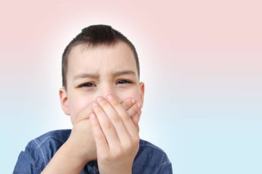 Çocuk, okul çocuğu ellerini alt çenesinde tutuyor, diş ağrısı kırışıklıkları, pediatrik dişçilik konsepti, süt dişlerinin tedavisi, ağız bakımı