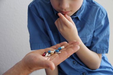 Küçük hasta doktor, terapist, pediyatrist, tıbbi tedavi, sigorta, profesyonel bakım ve güvenin elinden haplar alır.