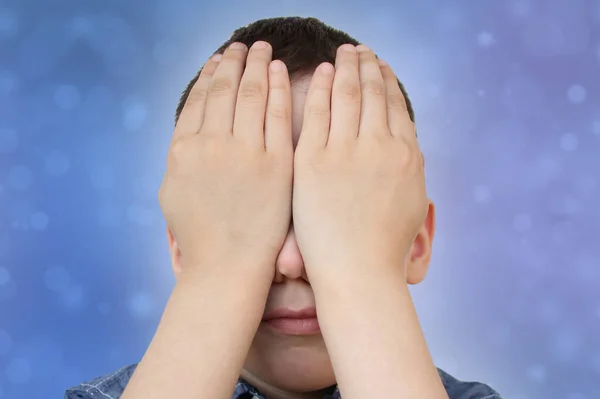 Niño Llorando Niño Cubriéndose Los Ojos Con Miedo Vergüenza Resentimiento —  Fotos de Stock