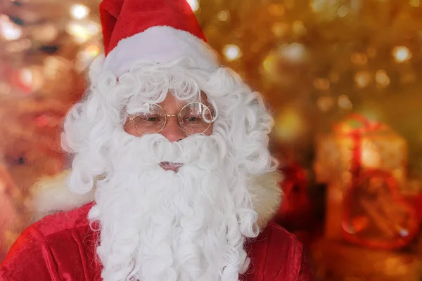 Santa Claus Avec Barbe Blanche Costume Rouge Trouve Près Arbre — Photo