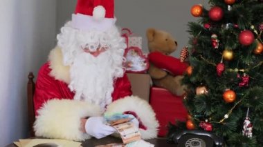 Beyaz sakallı zengin Noel Baba kağıt banknotlar, para, noel konsepti, hediyeleri beklemek, yeni yıl kutlaması, iş ve satış