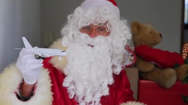 Santa Claus Con Una Barba Blanca Sosteniendo Avión Concepto Navidad — Vídeo de stock