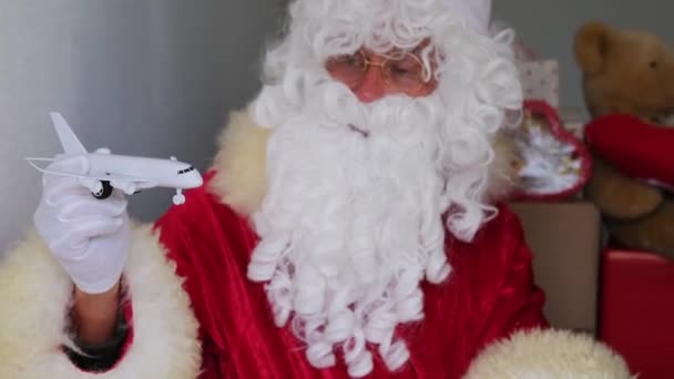 Santa Claus Avec Une Barbe Blanche Tenant Avion Concept Noël — Video