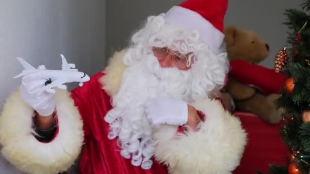 Santa Claus Bílým Vousem Drží Letadlo Vánoční Koncept Čekání Dárky — Stock video