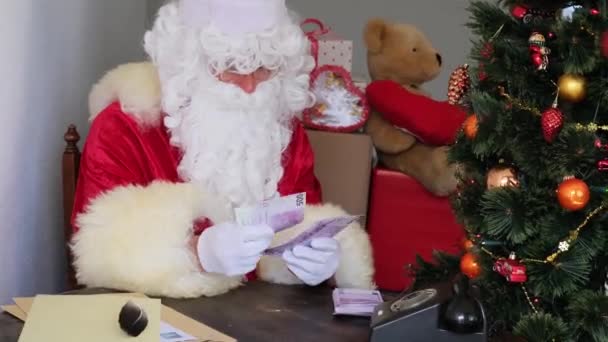 Reicher Weihnachtsmann Mit Weißem Bart Zählt Geldscheine Aus Papier Geld — Stockvideo