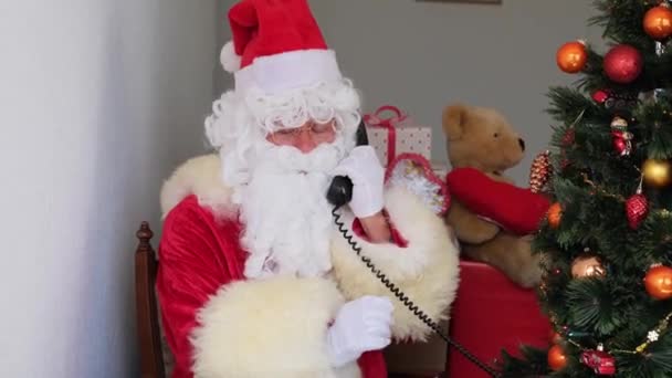 Reicher Weihnachtsmann Mit Weißem Bart Zählt Geldscheine Aus Papier Geld — Stockvideo