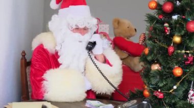 Beyaz sakallı zengin Noel Baba kağıt banknotlar, para, noel konsepti, hediyeleri beklemek, yeni yıl kutlaması, iş ve satış