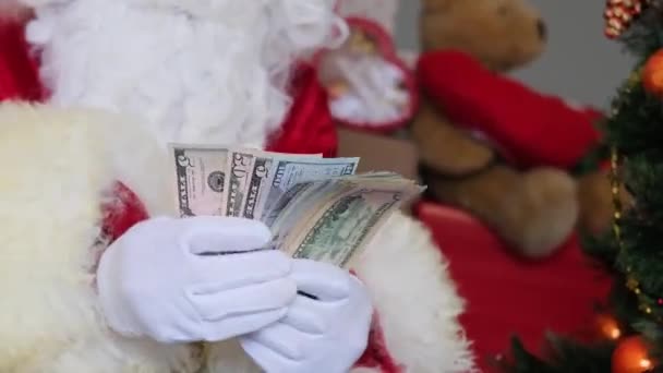 Bohatý Santa Claus Bílými Vousy Počítá Papírové Bankovky Peníze Vánoční — Stock video