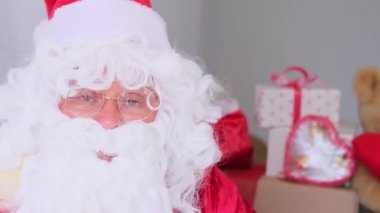 Beyaz sakallı zengin Noel Baba kağıt banknotlar, para, noel konsepti, hediyeleri beklemek, yeni yıl kutlaması, iş ve satış