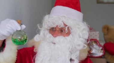 Kırmızı takım elbiseli, beyaz sakallı Noel Baba gençlik iksiri, noel konsepti, hediyeleri bekliyor, yeni yılı kutluyor, tatil satışları ve indirimler, Nicholas Günü.