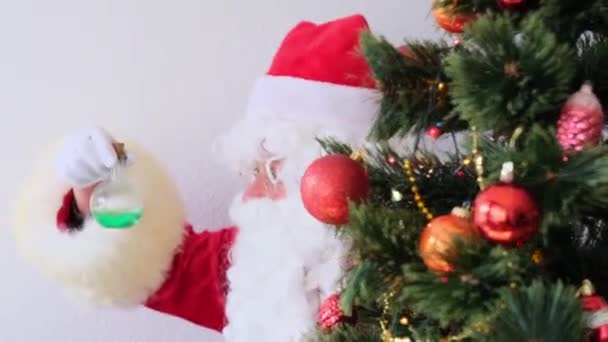 Санта Клаус Белой Бородой Исследует Образец Крови Лаборатории Делает Анализ — стоковое видео