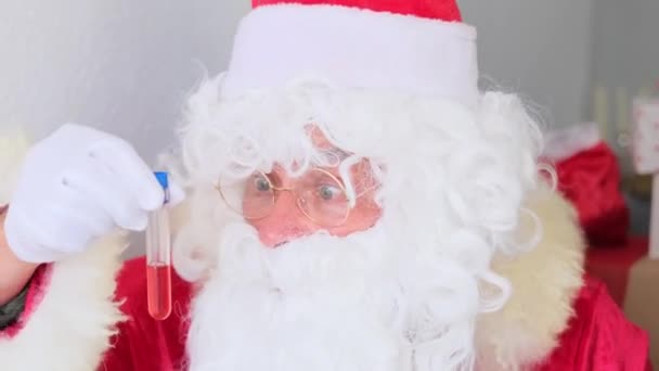 Санта Клаус Белой Бородой Исследует Образец Крови Лаборатории Делает Анализ — стоковое видео